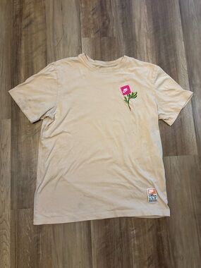 Nike Men’s Beige T-Shirt with Pink Rose Patch